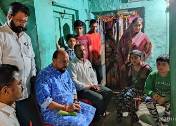 वीरजवान मंगलसिंग परदेशी यांच्या कुटुंबीयांचे पालकमंत्र्यांनी केले सांत्वन