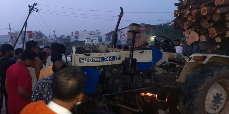 जळगावातील कानळदा रस्त्यावर भीषण अपघात, चालकासह एक महिला जागीच ठार