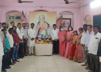 क्रांती विर बिरसा मुंडा व संत शिरोमणी नामदेव महाराज यांची जयंती भाजपा कार्यालयात साजरी