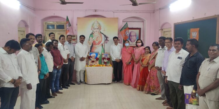 क्रांती विर बिरसा मुंडा व संत शिरोमणी नामदेव महाराज यांची जयंती भाजपा कार्यालयात साजरी