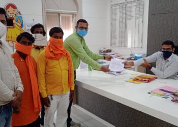 कला पथकांच्या निवड सूचीतील कला पथकांचे जिल्हाधिकारी राऊत यांना निवेदन