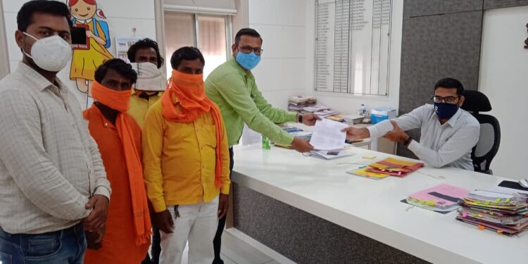 कला पथकांच्या निवड सूचीतील कला पथकांचे जिल्हाधिकारी राऊत यांना निवेदन