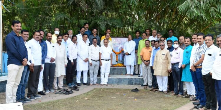 मराठा सेवा संघाच्यावतीने काव्यरत्नावली चौकात बळीराजाचे स्मृतींना वंदन