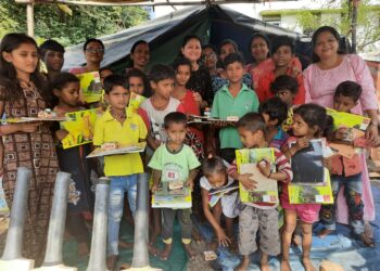 नारीशक्ती ग्रुपच्यावतीने गोरगरिब मुलांना शैक्षणिक साहित्य वाटप