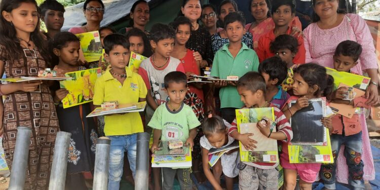 नारीशक्ती ग्रुपच्यावतीने गोरगरिब मुलांना शैक्षणिक साहित्य वाटप