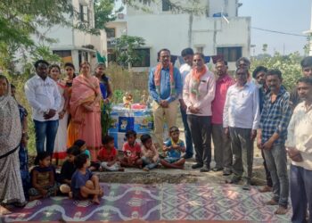 भाजपा अल्पसंख्यांक युवा मोर्चातर्फे संविधान दिनानिमित्त पेढे वाटप