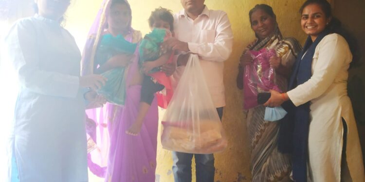 कै. शंकर निकम यांच्या कुटुंबियांना दिवाळीनिमित्त मदतीचा हात