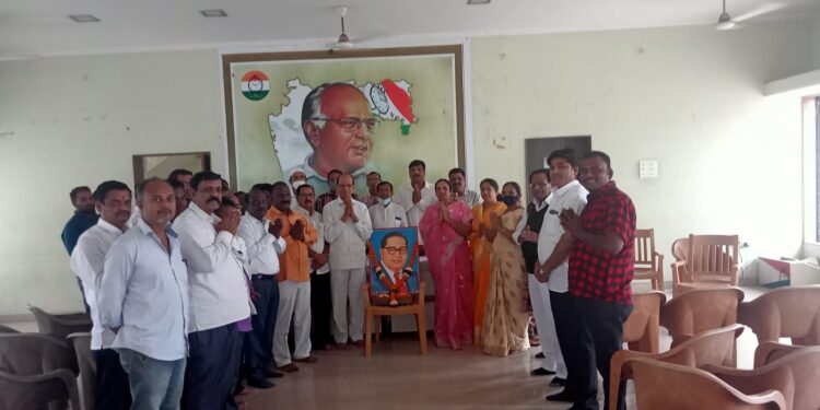 राष्ट्रवादी काँग्रेस महानगरतर्फे बाबासाहेबांना अभिवादन व बैठक उत्साहात संपन्न