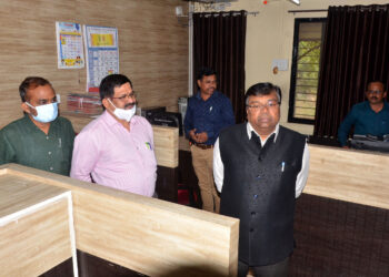 जिल्हा माहिती कार्यालयास महासंचालक डॉ. पांढरपट्टे यांची भेट