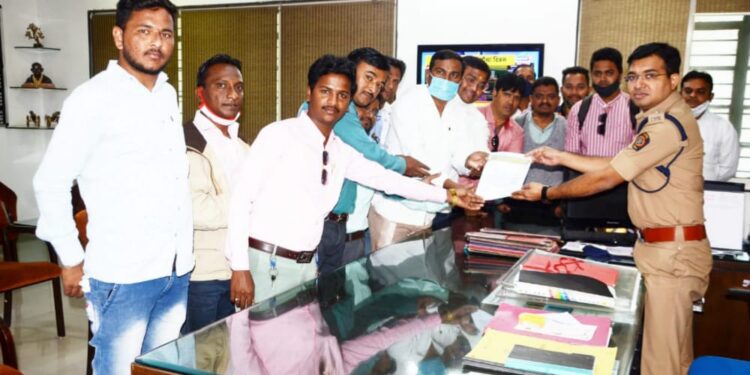 मारवेल कॅफेवर कारवाईचे वृत्त प्रसारीत करणार्‍या जेष्ठ पत्रकारांना धमकी