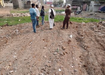 सुप्रीम कॉलनीत तरुणाने ३५ ट्रॅक्टर वेस्ट मटेरियलद्वारे स्वखर्चाने बुजविले डबके