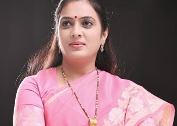 Breaking : माजी मंत्री खडसे यांची कन्या रोहिणी खडसे यांच्या वाहनावर हल्ला