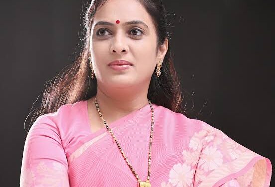 Breaking : माजी मंत्री खडसे यांची कन्या रोहिणी खडसे यांच्या वाहनावर हल्ला