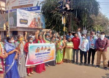 जळगाव राष्ट्रवादी महिला आघाडीतर्फे शक्ती कायद्याचे पेढे भरवून स्वागत