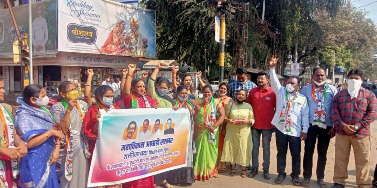 जळगाव राष्ट्रवादी महिला आघाडीतर्फे शक्ती कायद्याचे पेढे भरवून स्वागत