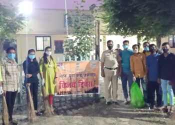 विजय दिनानिमित्त नेहरू युवा केंद्रातर्फे रेल्वेस्थानक परिसरात स्वच्छता मोहीम