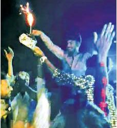 तलवारीने कापला केक पोलिसांनी केली अटक