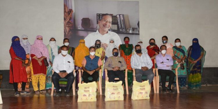 जैन इरिगेशनतर्फे एसटी कर्मचाऱ्यांना स्नेहाची शिदोरी वाटप (व्हिडिओ)