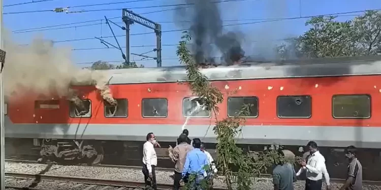 नंदुरबार रेल्वे स्थानकाजवळ गांधीधाम एक्स्प्रेसला मोठी आग