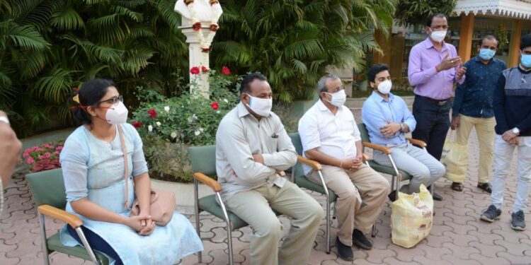 कांताबाई जन्म जयंती निमित्ताने एसटी कर्मचाऱ्यांना स्नेहाची शिदोरी वितरण