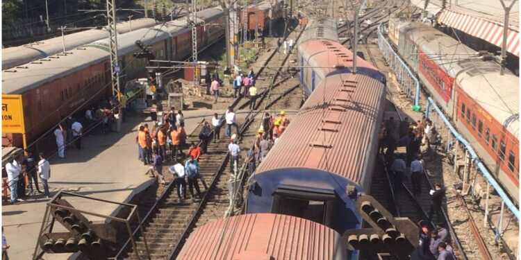 पुणे येथे आज डेमू रेल्वे रुळावरून घसरली; मोठी दुर्घटना टळली