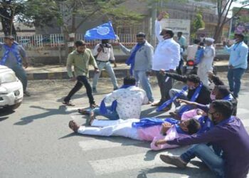 जळगावात राज्यमंत्री अब्दुल सत्तार यांच्या गाडीचा ताफा रोखला