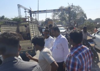 नाडगांव ते बोदवड रिक्षाने आमदार चंद्रकांत पाटील यांनी केला प्रवास