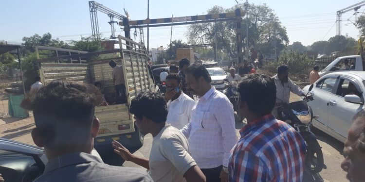 नाडगांव ते बोदवड रिक्षाने आमदार चंद्रकांत पाटील यांनी केला प्रवास