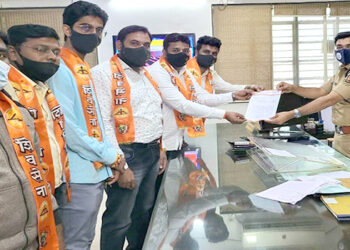 लोकशाहीला काळीमा फासणाऱ्यांवर कारवाई करण्यासाठी युवासेना आक्रमक