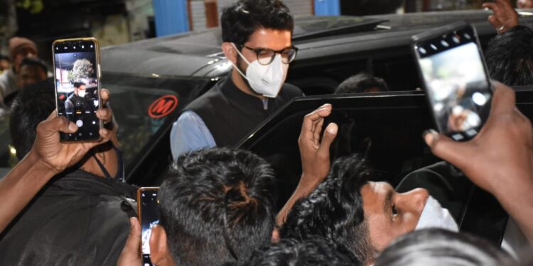 शेंदुर्णीत पर्यटन मंत्री आदित्य ठाकरे यांचे जंगी स्वागत