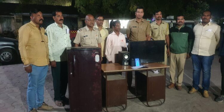 अवैध सावकाराच्या ताब्यातील टीव्ही,फ्रीज,मोबाईल ; तक्रारदारास परत
