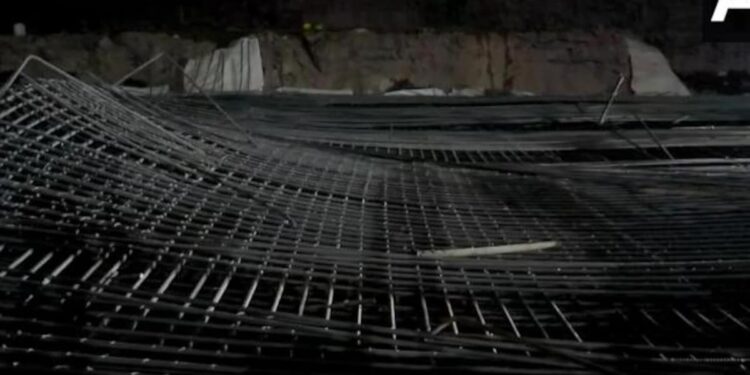 स्लॅबची जाळी कोसळून मृत्यू पावलेल्या कामगारांना उपमुख्यमंत्र्यांची श्रद्धांजली