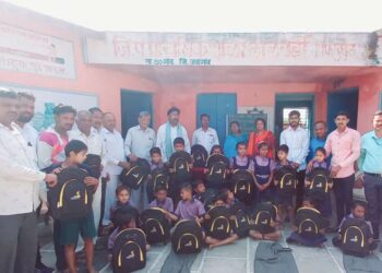 सेवा सहयोग फाऊंडेशनच्यावतीने पिंपरखेड येथे शालेय विद्यार्थ्यांना स्कुल किट वाटप