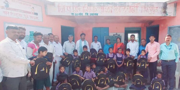 सेवा सहयोग फाऊंडेशनच्यावतीने पिंपरखेड येथे शालेय विद्यार्थ्यांना स्कुल किट वाटप