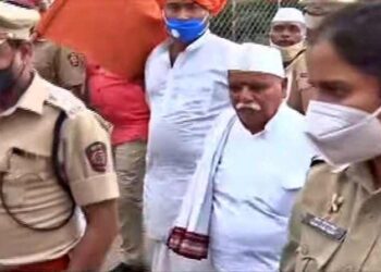 कीर्तनकार बंडातात्या कराडकरांना पोलिसांनी घातल्या बेड्या