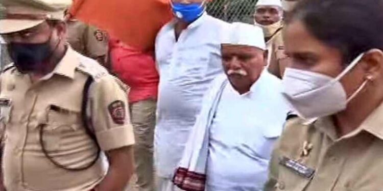 कीर्तनकार बंडातात्या कराडकरांना पोलिसांनी घातल्या बेड्या