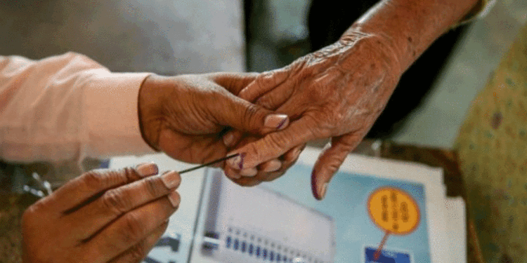 उत्तर प्रदेशात ५८ जागांसाठी पहिल्या टप्प्याचे मतदानाला सुरुवात