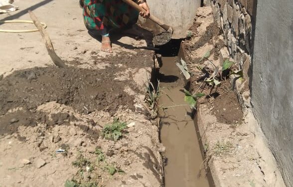 शेवरी येथील महिलांनी स्वतः गटारी साफ करत ग्रामपंचायतीला जाग करण्याठी केली अनोखी गांधीगिरी