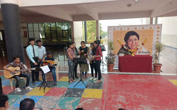 रायसोनी महाविद्यालयातर्फे स्व. लता मंगेशकर यांना भावपूर्ण श्रद्धांजली