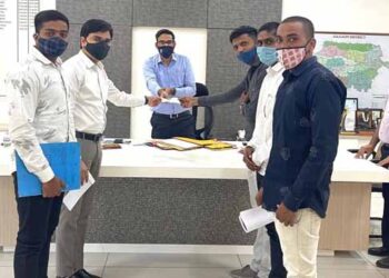 शेतकऱ्यांच्या उताऱ्यावरील नोंदी कमी करून प्रकरणे त्वरीत निकाली काढा – प्रा. हितेश पाटील