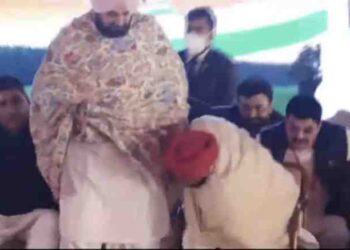 मुख्यमंत्री चरणजीतसिंग चन्नी यांनी भर सभेत नवज्योत सिंग सिद्धू यांच्या पडले पाया