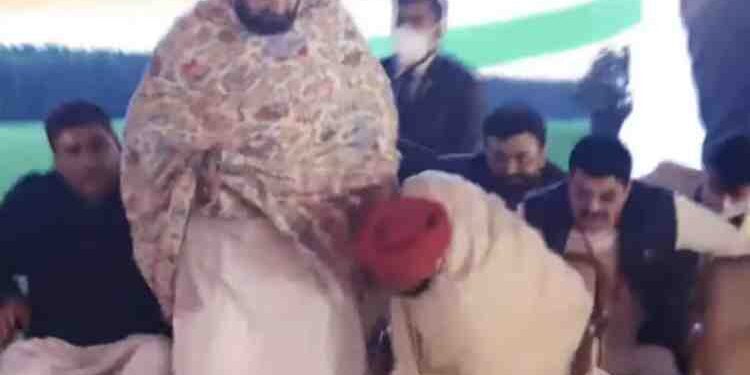 मुख्यमंत्री चरणजीतसिंग चन्नी यांनी भर सभेत नवज्योत सिंग सिद्धू यांच्या पडले पाया