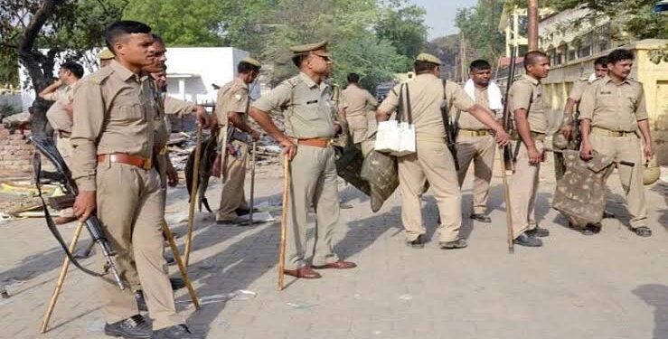 डीजे बंद केल्याने कारणावरून पोलीस स्थानकावर हल्ला, समानांची केली तोडफोड