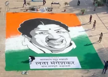 तब्बल ५०० किलो रंगोळीतून साकारली “लतादीदींची” प्रतिकृती