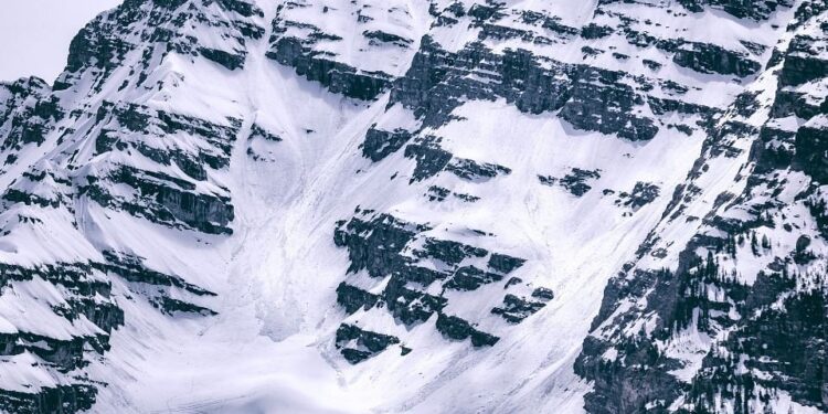 मोठी घटना : हिमस्खलनात भारतीय लष्कराचे ७ जवान अडकले