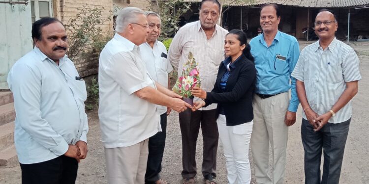 रायफल शुटींग एन. आय. एस. कोच परिक्षा उत्तीर्ण झालेल्या प्रियंका पटाईतचा सत्कार