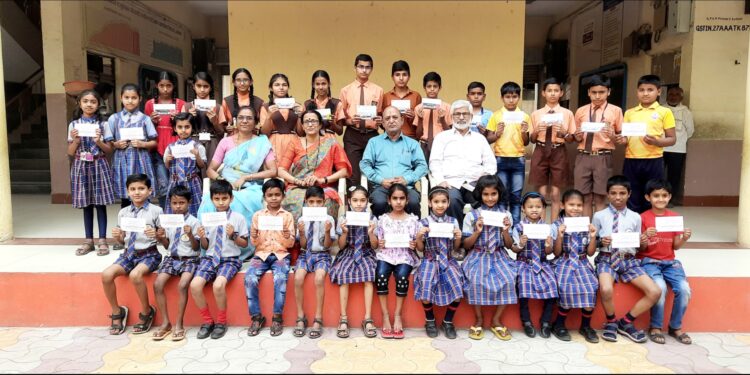 के सी ई मध्ये अण्णासाहेब डॉ. जी. डी. बेंडाळे शिष्यवृत्ती वाटप