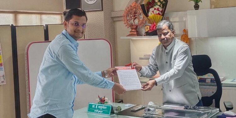 कवयित्री बहिणाबाई चौधरी यांच्या जीवनावरील माहितीपटाची निर्मिती करून त्यांच्या कविता संगीतबद्ध कराव्यात