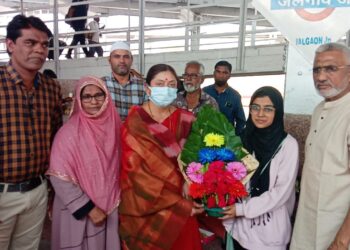 युक्रेन हुन परत आलेली शिमा फ़ातेमा चे जळगाव रेल्वे स्थानकावर जल्लोषाने स्वागत