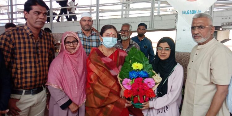 युक्रेन हुन परत आलेली शिमा फ़ातेमा चे जळगाव रेल्वे स्थानकावर जल्लोषाने स्वागत